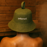 Un chapeau de sauna en pure laine olive qui réunit tout le monde, avec des coutures vertes qui résistent à la chaleur.
