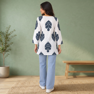 Tunique ample en tissu blanc à imprimé floral bleu marine pour femme, col bateau, manches longues, pour un style décontracté printemps-été - Product Image 4