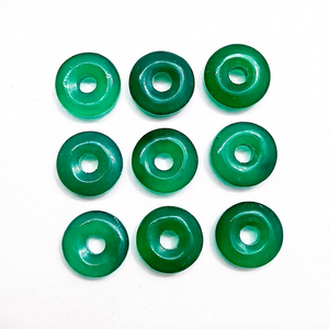 Onyx vert naturel en forme de donut 15 mm, pierre précieuse sculptée à la main, pierre brute, sculpture en cristal pour la fabrication de bijoux, prix de gros, approvisionnement en vrac - Product Image 1
