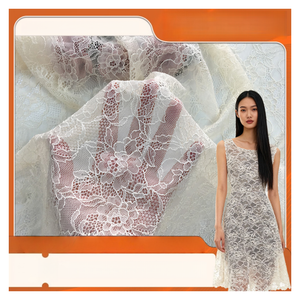 Nouvelle conception de tissu en dentelle élastique blanche avec de grandes fleurs pour la confection de jupes, vêtements de maison, vêtements pour enfants, tissu en dentelle à mailles - Product Image 1