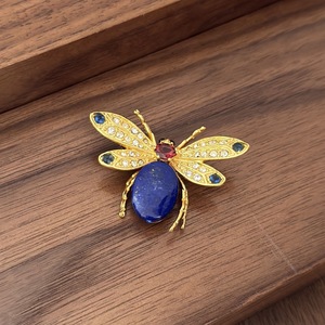 Broche d'abeille artisanale de luxe en lapis-lazuli naturel avec zircon turquoise incrusté, plaqué or sur cuivre, bijoux fins - Product Image 3