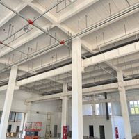 Atelier-entrepôt à structure en acier haute stabilité, structure équilibrée qui reste stable par temps changeant