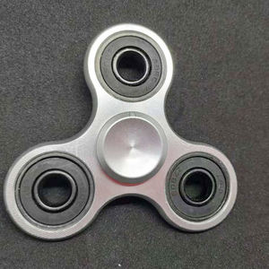プレミアム販促玩具 三角形合金スピナー メタルハンドスピナーおもちゃ ベアリングフィジェットハンドスピナー - Product Image 5