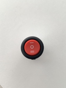 מתג נדנדה עגול 10A 250VAC עם חור הרכבה 22.8, בעל תקן TUV, התנגדות מגע, 3 פינים אנכיים, 25T105, מארז עמיד בפני להבות - Product Image 2
