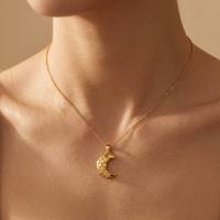Collier Pendentif Lune en Or en Gros pour Femmes, Bijoux de Mode Plaqué Or Personnalisé, Chaîne avec Pendentif Lune