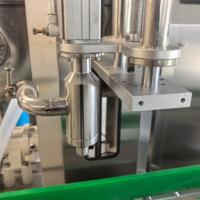 Machine de remplissage automatique à piston servo pour la préparation de pâte à tartiner au chocolat et à la crème de cacahuètes à deux couleurs, avec fonction de chauffage et de mélange