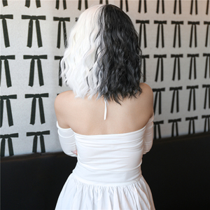 Perruques de cosplay <span class=keywords><strong>Cruella</strong></span> De Vil pour femmes Ainizi, 14 pouces, courtes et bouclées avec frange, moitié noire et moitié blanche - Product Image 6