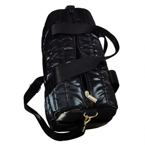 Sac de voyage en nylon noir avec logo tendance, grande capacité, fermeture éclair, style minimaliste, toutes saisons, portable, bagage à main - Product Image 6