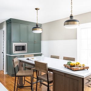 Gabinetes de <span class=keywords><strong>Cocina</strong></span> Modernos Estilo Farmhouse en <span class=keywords><strong>Verde</strong></span> <span class=keywords><strong>Oscuro</strong></span>, Isla de <span class=keywords><strong>Cocina</strong></span> Contemporánea con Herrajes de Latón, Diseño de <span class=keywords><strong>Cocina</strong></span> Tradicional Shaker - Product Image 5