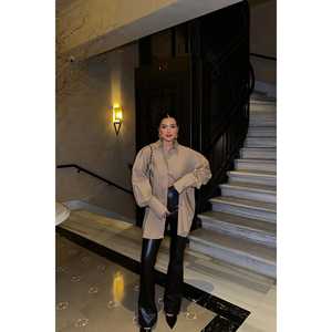 เสื้อเชิ้ตผ้าป๊อปลินสีน้ำตาลสำหรับผู้หญิงพร้อมดีเทลกระเป๋าสุดพิเศษ - Product Image 4