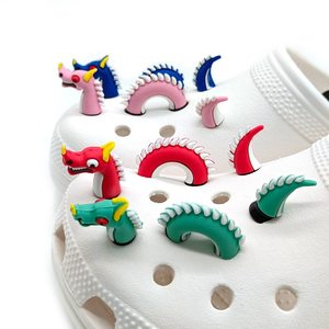 Personnalisés en silicone souple pvc 2D <span class=keywords><strong>Crocs</strong></span> figurines en PVC caoutchouc PVC silicone porte-clés de voiture décoration de chaussures chaussons décorés - Product Image 4