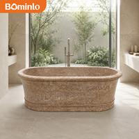 Baignoire autoportante ovale en travertin méditerranéen beige texturé avec rebord évasé et base étagée pour villa côtière