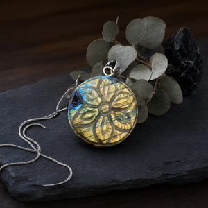 Colgante de Labradorita con Tallado Floral y Anilla de Plata 925 - Una Fusión de Arte en Piedra Preciosa y Brillo - Product Image 3
