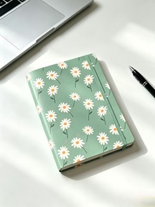 Cuaderno de Tapa Dura con Estampado Floral a Todo Color, Diseño de Margaritas Silvestres en Verde Salvia, para Niñas y Estudiantes, Regalo para las Vacaciones de Primavera - Product Image 1