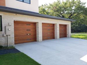 <span class=keywords><strong>Porte</strong></span> de <span class=keywords><strong>garage</strong></span> automatique moderne à panneaux sectionnels en aluminium et <span class=keywords><strong>bois</strong></span> pour <span class=keywords><strong>2</strong></span> <span class=keywords><strong>voitures</strong></span> avec fenêtres - Product Image 2