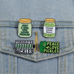 Broches de esmalte de pepinillos encurtidos, níquel negro, con diseños de Paz y Amor, pepinillos divertidos y botellas, insignias de solapa creativas con temática de frutas para el Día del Padre - Product Image 1