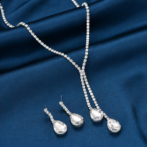 Ensemble de bijoux de mariée glamour en forme de goutte <span class=keywords><strong>d</strong></span>'eau avec diamants, collier et boucles <span class=keywords><strong>d</strong></span>'oreilles époustouflants pour des moments inoubliables - Product Image 2