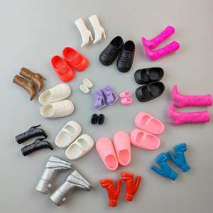 हाई हील्स के साथ छोटे प्लास्टिक स्नीकर्स लड़कियों के खेल और सजावट के लिए कपड़े - Product Image 3