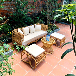 Ensemble de canapés d'extérieur en rotin naturel avec poufs assortis et une table basse en forme de sablier, disponible à prix de gros. - Product Image 1