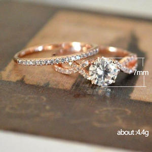 Anello di fidanzamento da donna F817 in oro rosa con diamante sintetico coltivato in laboratorio taglio brillante rotondo e fascia con pietre laterali - Product Image 5