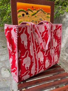 กระเป๋าผ้าฝ้ายลายควิลท์ งานแฮนด์เมดสไตล์อินเดีย พิมพ์ลายบล็อกแบบดั้งเดิม เหมาะสำหรับเดินทาง ช้อปปิ้ง สะพายไหล่ - Product Image 4