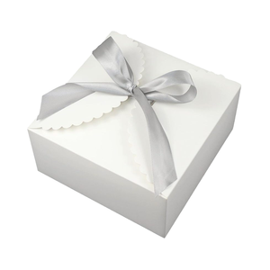 Caixa de Presente Personalizável Branca 8x8x4 Polegadas, Reciclável, com Fitas de Papelão e Laminação Fosca para Presentes de Aniversário - Product Image 1
