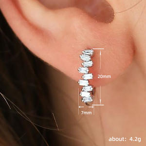 Orecchini a Cerchio di Lusso in Oro Bianco con Diamanti Baguette Affusolati Incastonati a Canale per Gioielli da Sposa da Donna - Product Image 6