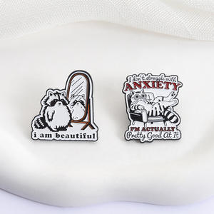 Broche en émail souple motif raton laveur de dessin animé mignon, avec la <span class=keywords><strong>phrase</strong></span> en <span class=keywords><strong>anglais</strong></span> 'I Am Beautiful', pour éliminer l'anxiété - Product Image 5