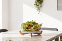Grand saladier carré en acrylique avec ustensiles sur base en bois - Pour mélanger, servir et conserver les aliments à la maison et lors d'événements