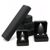 Boîte à bijoux carrée de luxe en velours personnalisée de haute qualité avec éclairage LED pour boucles d'oreilles, colliers, bagues, bracelets – Emballage cadeau de luxe