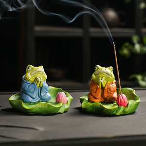 Porte-encens en céramique artisanal Lotus Frog, pour bois de santal, article religieux aromatique, option couleur bleu-orange - Product Image 1