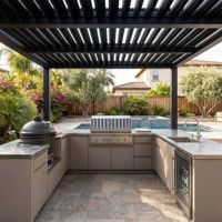 Cuisine extérieure personnalisée Hyrley Taupe en acier inoxydable, cuisine de jardin antirouille pour terrasse au bord de la piscine avec évier Kamado et réfrigérateur