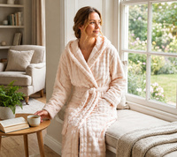 Peignoir à capuche en flanelle texturée à bulles avec bordure en fausse fourrure blanche, vêtements d'intérieur d'hiver pour hôtel, fournisseur en gros personnalisé