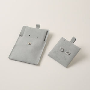 Pochette à bijoux personnalisée en gros avec logo, en velours microfibre, avec bouton-pression, gaufrée, avec insert/support pour carte - Product Image 3