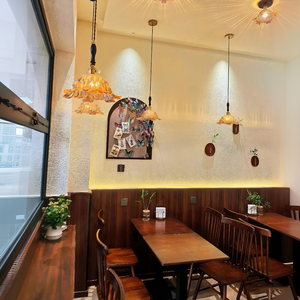 Restaurant convivial dans un quartier charmant, avec des meubles en bois massif et une conception d'intérieur d'usine complète - Product Image 6