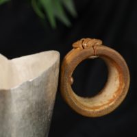 Cangkir Teh Hadiah Bisnis Modern Ramah Lingkungan Berlapis Perak Desain Mulut Cangkir Bunga Kelopak Gagang Bambu Peralatan Teh Buatan Tangan Asal Yunnan