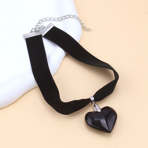 Collar de terciopelo con cristal rojo en forma de corazón, estilo hip hop, para fiestas, joyería transfronteriza europea y americana. - Product Image 3