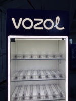 Présentoir métallique autoportant pour produits électroniques avec étagères multiples, poussoir et éclairage LED – Design moderne
