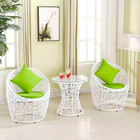 Ensemble de trois pièces pour l'extérieur, balcon moderne, table à thé, jardin, hôtel, villa, patio, chaise en rotin blanc