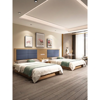Lit California King en placage naturel, ensemble de mobilier d'hôtel moderne en chêne, tête de lit intégrée à panneaux souples carrés bleu profond