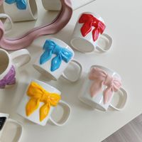 Tasse à café en céramique de style américain élégante avec un design en forme de nœud, dotée d'un motif sous-glaçure peint à la main inspiré d'Instagram