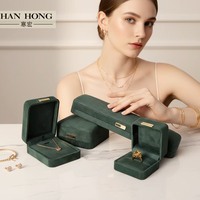 Fabrikverkauf Grünes Samt-Schmuckbox-Set für Halskette, Armband, Ohrringe, Ring, Maßgefertigte Celadon-Samtbox mit Geprägtem Logo