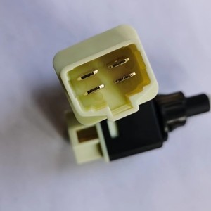 Interruptor de luz de freno Suzuki 37740-75H21 y 37740-61J10-000 para Qirui, pieza de repuesto de plástico de ingeniería - Product Image 2