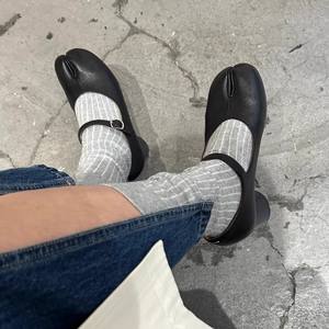 Zapatos de tacón de bloque retro francés para mujer, de cuero genuino, estilo Tabi con punta dividida y boca poco profunda - Product Image 2