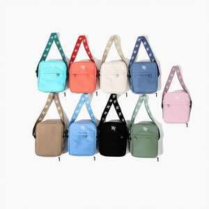 Mochila de un solo hombro para mujer Ny, 22x17x6cm, diseño de letras, bandolera - Product Image 1