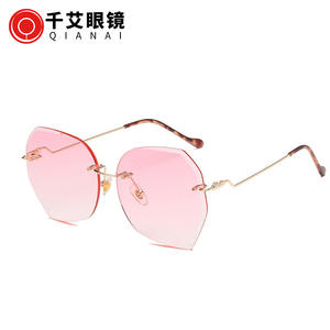 แว่นกันแดดไร้กรอบสำหรับผู้หญิง Qianai เลนส์ไล่เฉดสีโอเชียนทรงไม่สมมาตร ป้องกันรังสียูวี 400 กรอบสีทอง รุ่นที่ 3 - Product Image 4