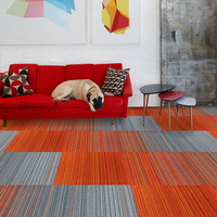 Dalles de moquette modulaires commerciales 50x50 cm à rayures avec support PVC insonorisant pour hôtels et maisons de location