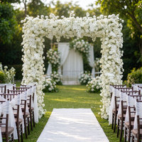 Arche de fleurs artificielles blanches de luxe, nouvelle conception personnalisée GNW, populaire pour la décoration de scène de cérémonie de mariage, de fête ou d'événement.