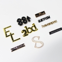 Étiquette de marque en métal personnalisée de luxe, logo en relief 3D, étiquette en alliage de zinc pour veste haut de gamme et vêtements de travail