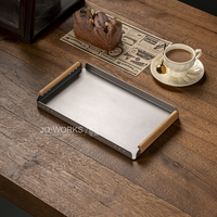 Plateau de service rectangulaire en acier inoxydable avec base en bois pour bar, restaurant, maison